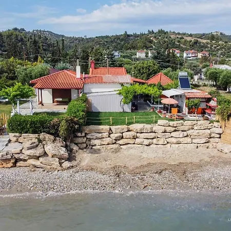 Sea The Day Beachfront 3-bdrm House, * نيا سكيوني