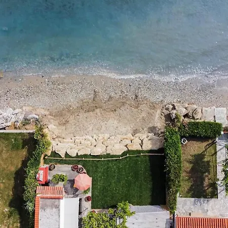 Sea The Day Beachfront 3-bdrm House, * نيا سكيوني
