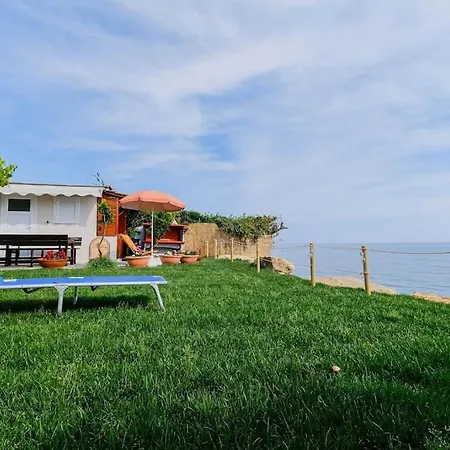 Sea The Day Beachfront 3-bdrm House, شقة نيا سكيوني
