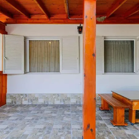 Sea The Day Beachfront 3-bdrm House, شقة نيا سكيوني