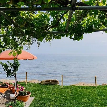 Sea The Day Beachfront 3-bdrm House, شقة *
