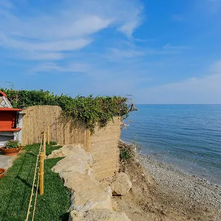 Sea The Day Beachfront 3-bdrm House, * نيا سكيوني